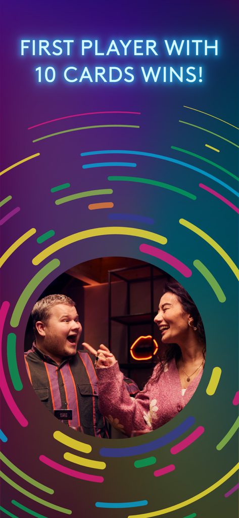 HITSTER - Un hombre y una mujer riendo en una reunión social con texto que indica que el primer jugador con diez cartas gana