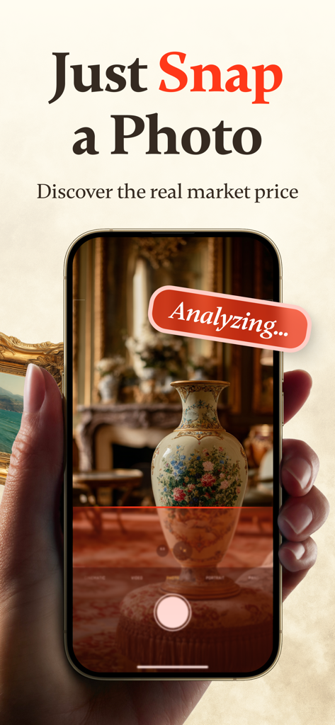 AI Antique Identifier - Antiqo - Teléfono inteligente escaneando un jarrón vintage para identificarlo y encontrar su precio de mercado.