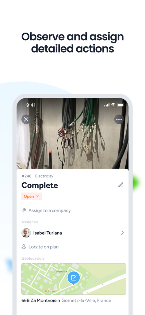 Finalcad One app interface showing construction site observation details with photo, task assignee, and geolocation on a map