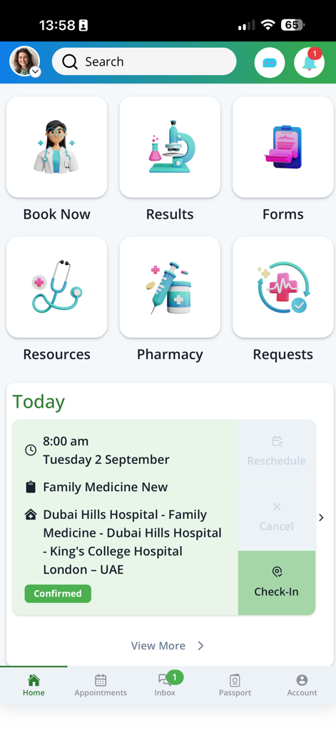 Tela inicial do aplicativo Kings College Hospital Dubai com serviços de saúde como agendamento de consultas e check-in digital.