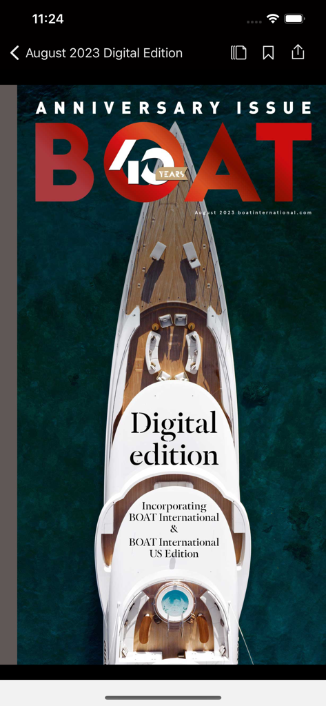 Copertina dell'edizione digitale della rivista del 40° anniversario di Boat International con una vista aerea del ponte di uno yacht di lusso.