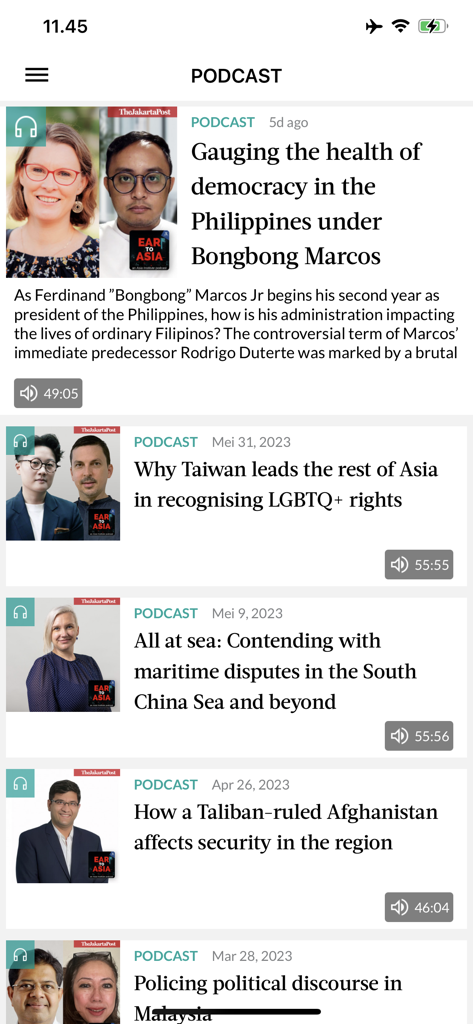 Schermata podcast nell'app The Jakarta Post che mostra episodi sulla politica asiatica e questioni sociali