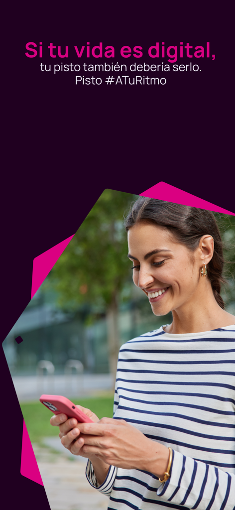 Nequi El Salvador - Uma mulher sorrindo enquanto usa o aplicativo de carteira digital Nequi El Salvador em seu smartphone