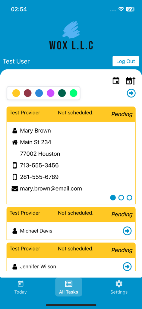 wowo - WOX - Ein mobiler App-Bildschirm, der eine Liste ausstehender Außendienstaufgaben mit Kundenkontaktdaten einschließlich Adressen und Telefonnummern anzeigt.