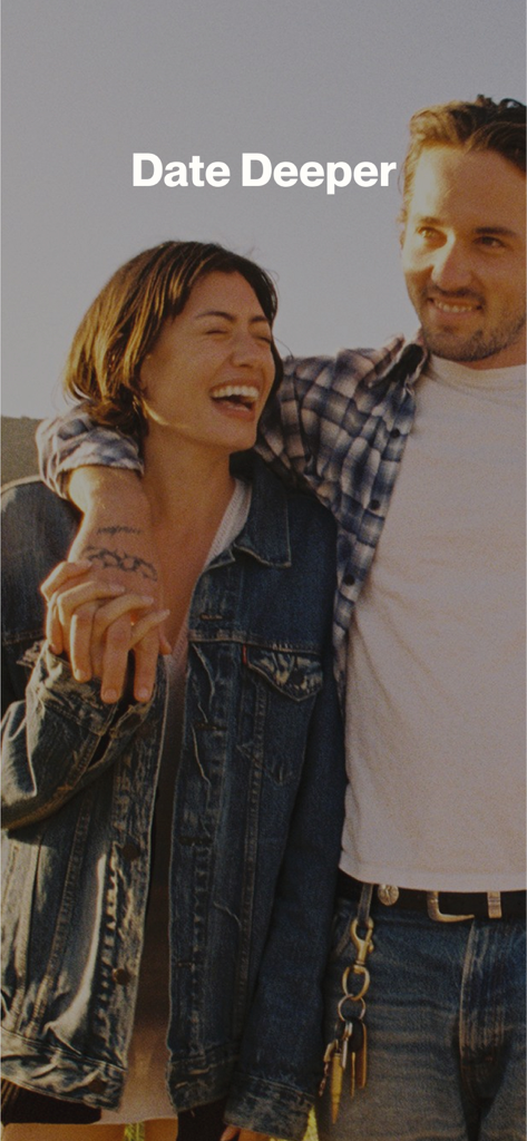 Stars Align - Una pareja feliz riendo y abrazándose en un entorno al aire libre con el texto Date Deeper (Cita más profundo).