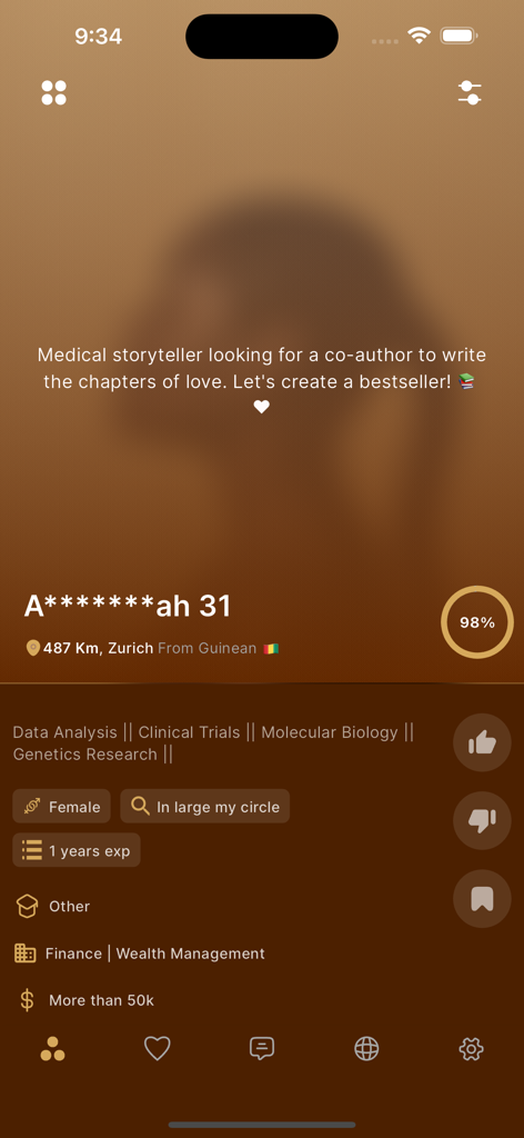 Elite Ndolo - Afro Dating - Un perfil de citas profesional borroso en la aplicación Elite Ndolo que presenta a un profesional médico guineano con etiquetas de carrera y porcentaje de coincidencias