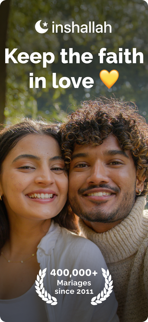 Un jeune couple musulman heureux souriant sur l'écran d'accueil de l'application de rencontres InshAllah avec un jalon de 400 000 mariages