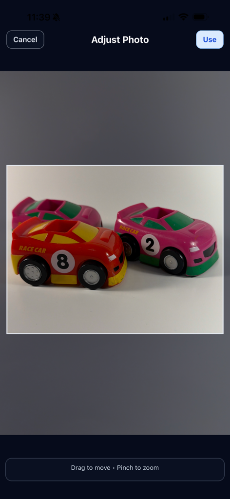 A interface de ajuste de fotos no Label Pics mostrando uma foto de carrinhos de brinquedo prontos para serem etiquetados.