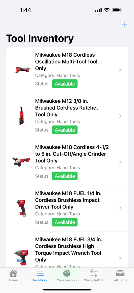 Smart Inventory Manager - App Smart Inventory Manager che mostra un elenco di elettroutensili con il loro stato di disponibilità attuale