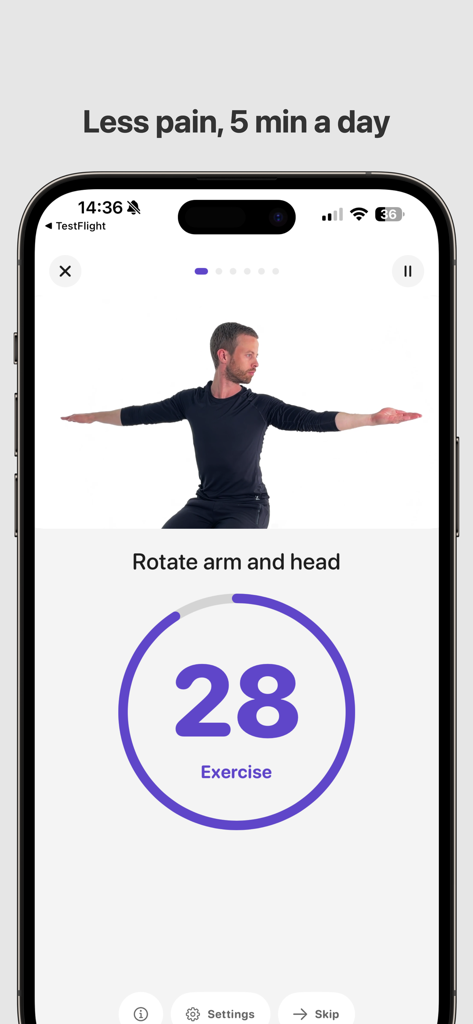 Um homem realizando um exercício de rotação de pescoço e braço na interface do aplicativo Physio Home Training com um cronômetro.
