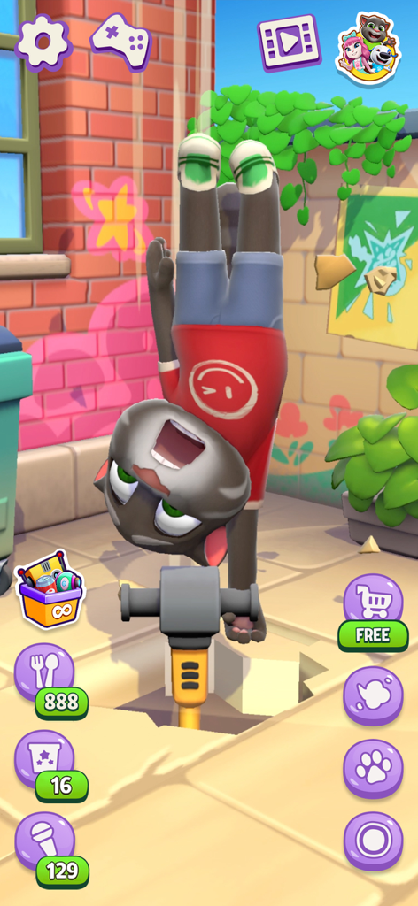 Talking Tom Cat - 様々なゲームUIボタンが表示された庭で、ジャックハンマーを使用しておしゃべりトミーが逆さまになっている