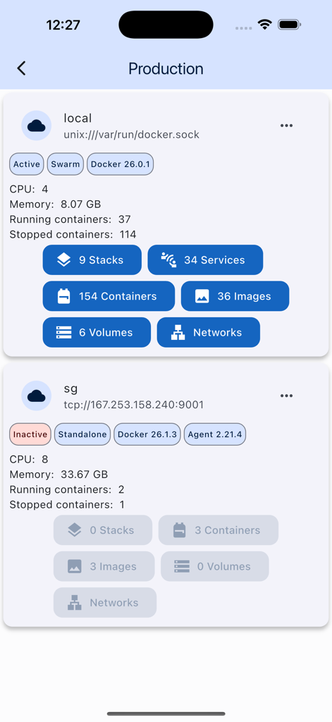 Portainer - Painel móvel do aplicativo Kontainer mostrando ambientes de produção Docker ativos e inativos com métricas de recursos e contagem de contêineres