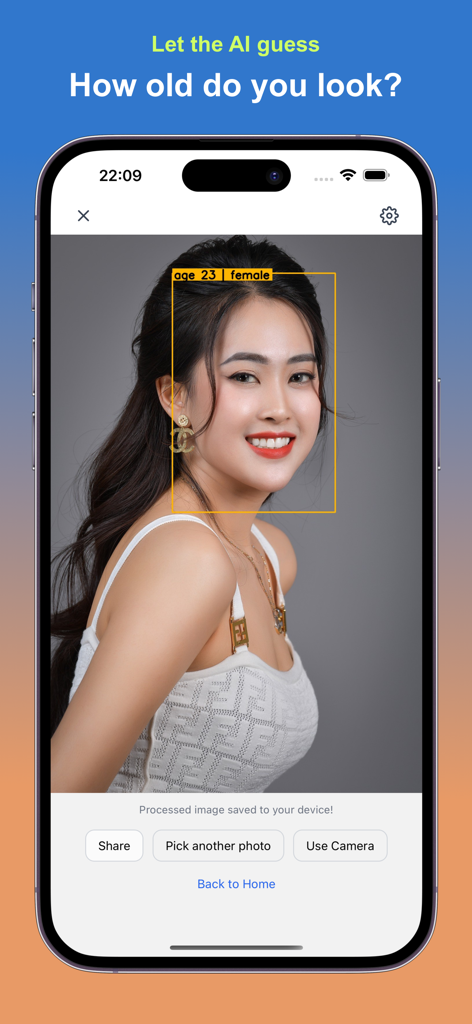 Pantalla de la aplicación AI Age Detector que muestra a una mujer con una edad predicha de 23 años