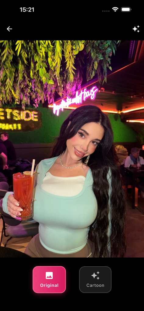 Desira - - Desiraアプリのインターフェースで、カートゥーン変換前の女性の元のポートレートを表示