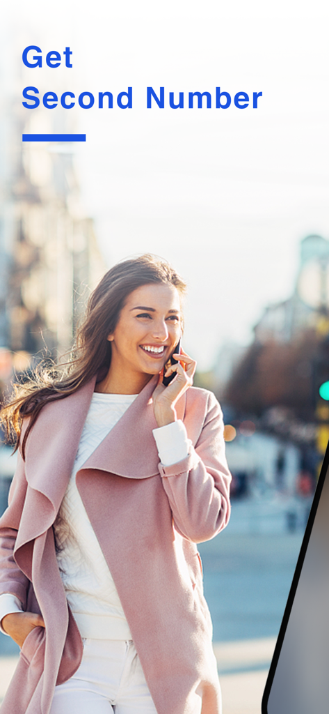 Una mujer sonriente hablando por teléfono móvil en un entorno urbano con el texto Obtén un Segundo Número