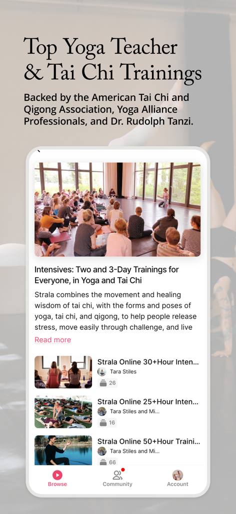 Interfaz de la aplicación Strala Yoga mostrando programas de formación de profesores de yoga y tai chi