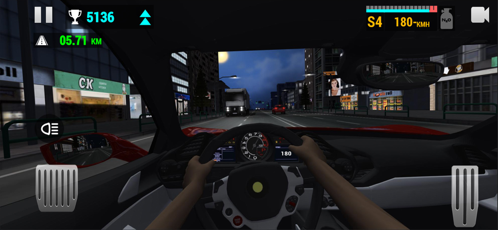 Vista dall'abitacolo in prima persona di un'auto sportiva che guida nel traffico cittadino di notte in Racing Limits.