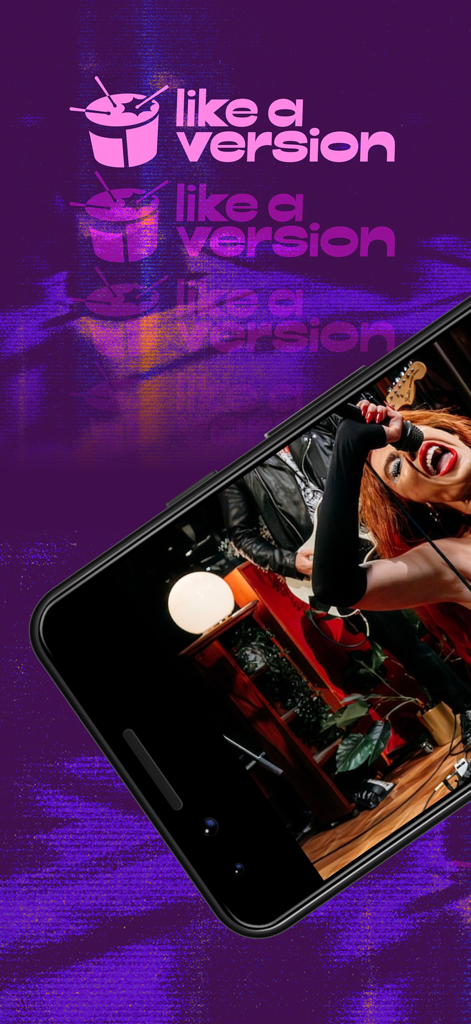 triple j - Ein Smartphone zeigt eine Live-Musikperformance aus dem triple j Like A Version-Segment an.