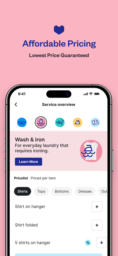 Una interfaz móvil de la aplicación Laundryheap que muestra precios asequibles para servicios de lavado y planchado con una lista de opciones de camisas.