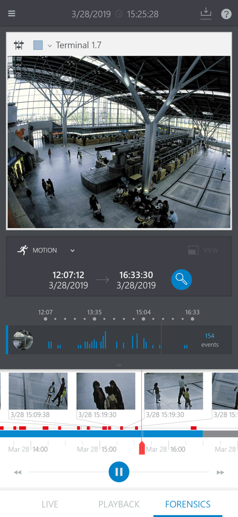 Bosch Video Security - Interfaccia di ricerca forense dell'app Bosch Video Security che mostra una timeline di eventi di movimento e filmati di sorveglianza di un edificio terminal.