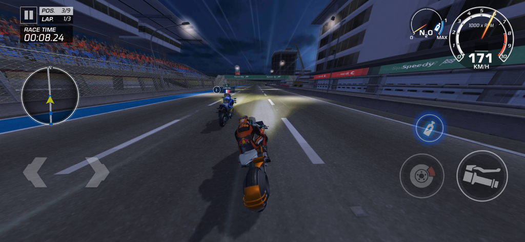 Moto Racer: Bike Racing Game - Jugabilidad de carreras de motos a alta velocidad en una pista nocturna que muestra el velocímetro y los controles de nitro.