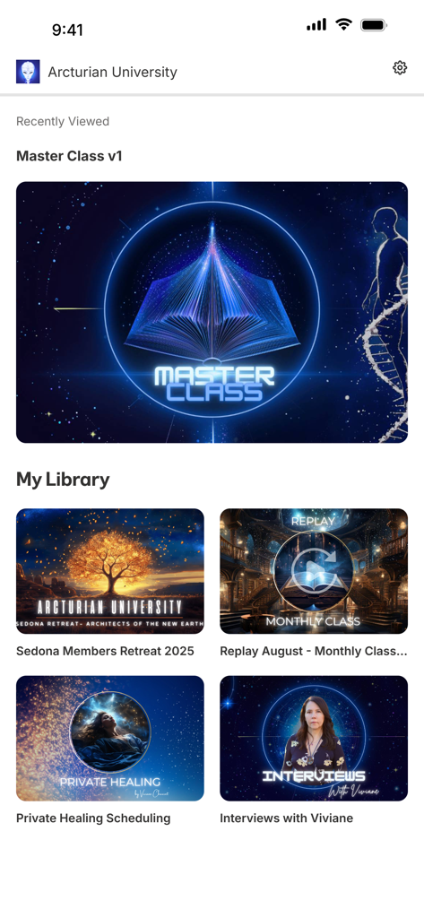 Una pantalla de la app móvil Universidad Arcturiana que muestra un banner de Clase Magistral y una biblioteca de cursos espirituales y metafísicos.
