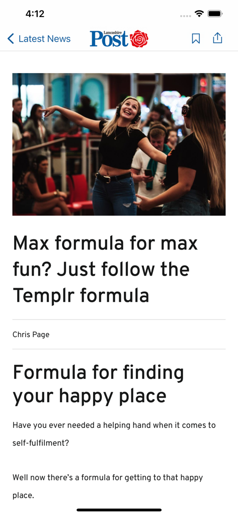 The Lancashire Evening Post - Un artículo de estilo de vida en la aplicación móvil Lancashire Post sobre cómo encontrar la felicidad, con una mujer con auriculares en un evento social