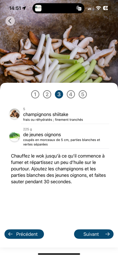 Cuisine Asiatique Maison - Pantalla de la aplicación móvil mostrando instrucciones de cocina paso a paso para una receta asiática con champiñones shiitake y cebolletas en un wok.