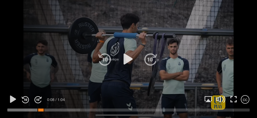 UD Play - Un jugador de fútbol de la UD Las Palmas realizando sentadillas con barra durante una sesión de entrenamiento que se muestra en la aplicación UD Play.