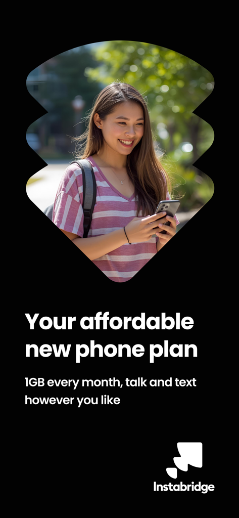 Instabridge: eSIM + Internet - Eine junge Frau lächelt, während sie ihr Smartphone mit Texten benutzt, die einen erschwinglichen monatlichen Handyplan bewerben