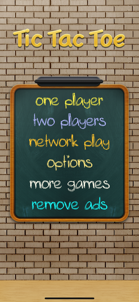 Menu principale dell'app Tris con opzioni di gioco su una lavagna contro una parete di mattoni.