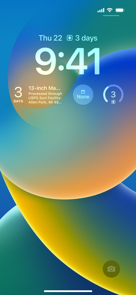 Deliveries: a package tracker - 배송 앱의 배송 카운트다운이 있는 소포 추적 위젯을 보여주는 iPhone 잠금 화면