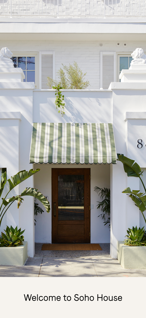 녹색과 흰색 줄무늬 차양과 환영 메시지가 있는 소호 하우스 클럽 입구