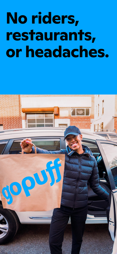 Gopuff Driver - Eine lächelnde weibliche Lieferpartnerin, die eine Gopuff-Tasche neben ihrem Auto hält