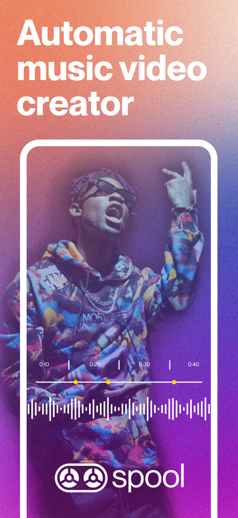 Spool - Music Video Editor - Una captura de pantalla de la app Spool con una interfaz de creador de videoclips musicales automático con un intérprete y una forma de onda de audio