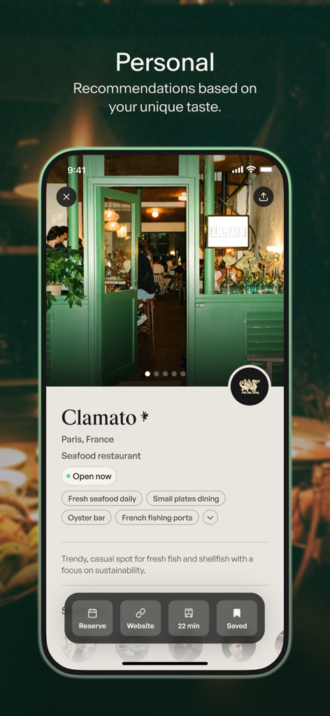 Interfaccia dell'app Places che mostra una raccomandazione personale per un ristorante di pesce a Parigi.
