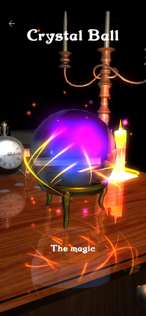Magic Crystal Ball: Divination - Une balle de cristal magique 3D violette lumineuse sur une table en bois avec des bougies mystiques et une horloge vintage