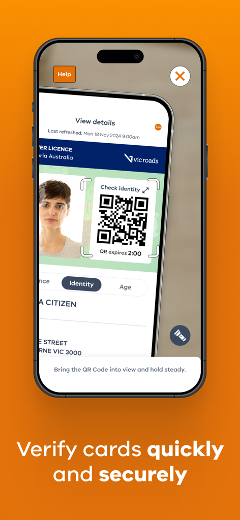 Smartphone che mostra l'app Service Victoria mentre verifica una patente di guida digitale utilizzando un codice QR