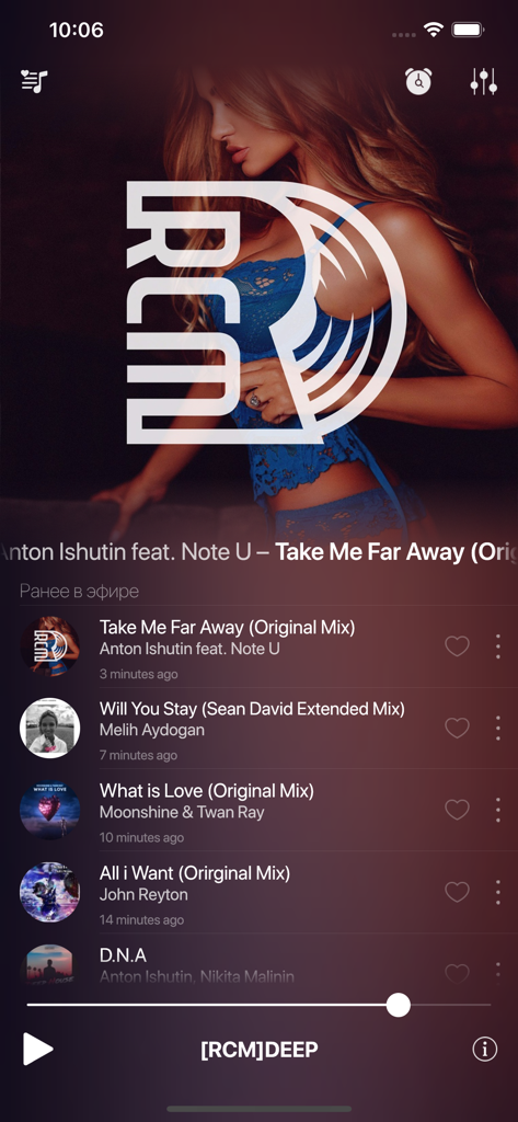 [RCM]DEEP - Interfaz de la aplicación de radio [RCM]DEEP mostrando una lista de reproducción de música deep house y controles del reproductor de audio