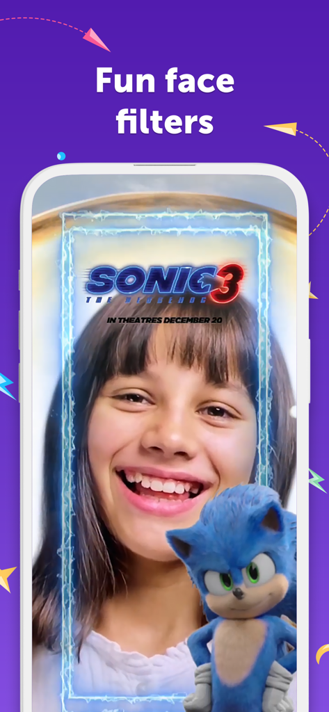 Kinzoo: Fun All-Ages Messenger - Une jeune fille souriant en utilisant un filtre facial en réalité augmentée Sonic le Hérisson dans l'application Kinzoo