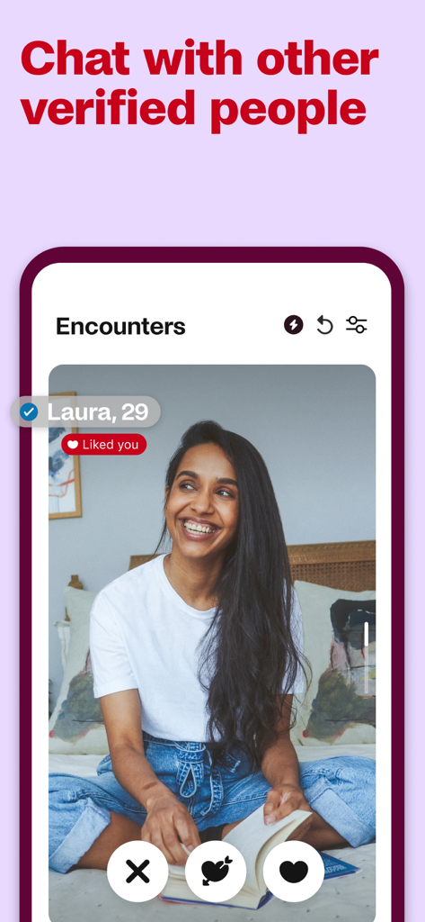 Badoo Premiumアプリのエンカウンター画面のスクリーンショット。「いいね！」済みバッジが付いた認証済みユーザープロフィールが表示されます。