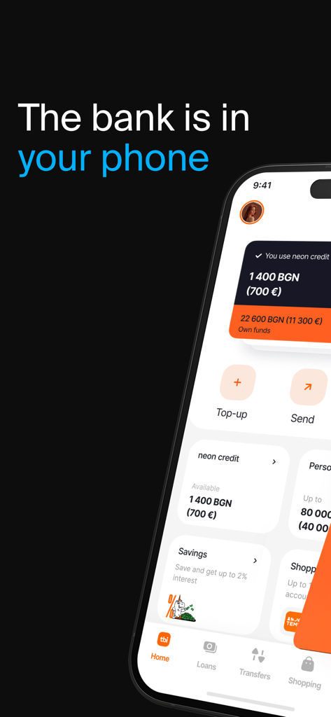 Un smartphone affichant le tableau de bord de l'application mobile tbi bank avec des informations sur les comptes de crédit et d'épargne