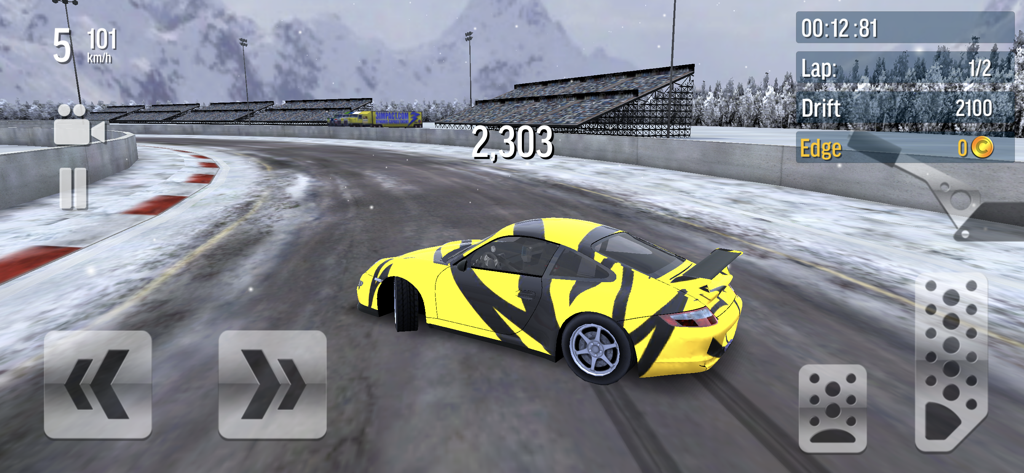 Un coche deportivo amarillo realizando un drift en una pista de carreras nevada en Drift Max Car Racing.
