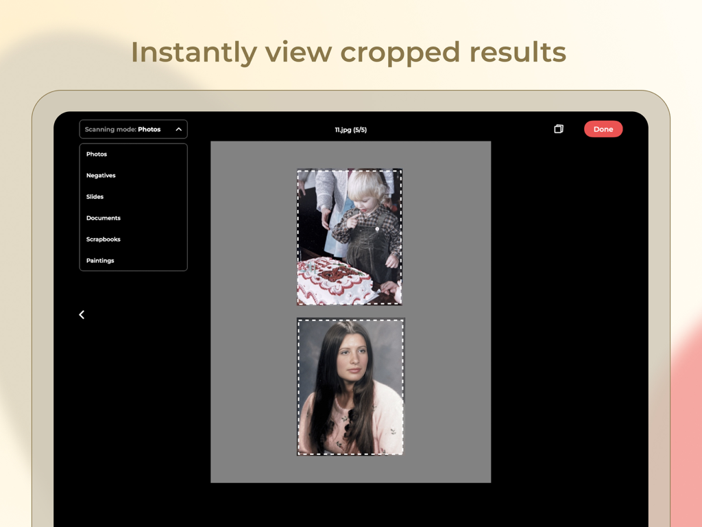 Interface Photomyne Pro sur iPad démontrant le recadrage et la détection automatiques instantanés de photos.