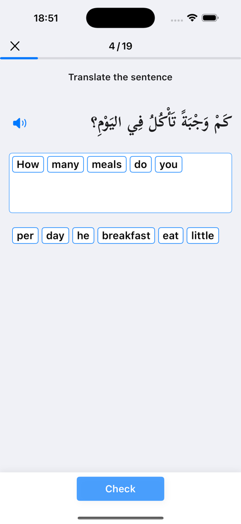 Interfaz de la aplicación Arabic Fusha mostrando un ejercicio de traducción de frases con texto en árabe y fichas de palabras en inglés
