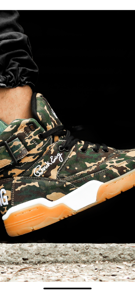 Una sneaker Ewing Athletics alta con stampa mimetica, suola in gomma e firma di Patrick Ewing