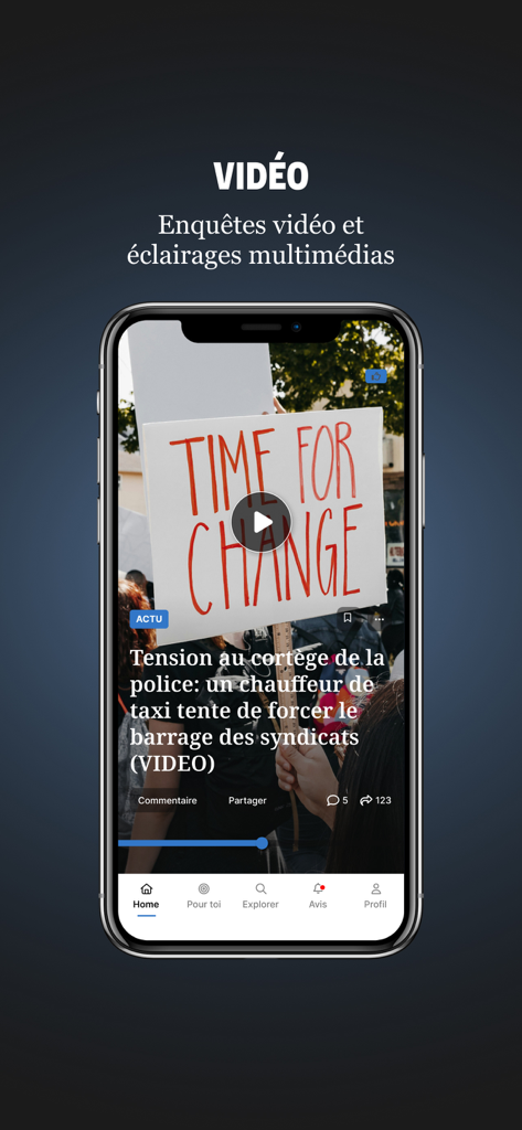 BruxellesToday - Reportage video sull'app mobile BruxellesToday che mostra una scena di protesta con un cartello 'Time For Change'.