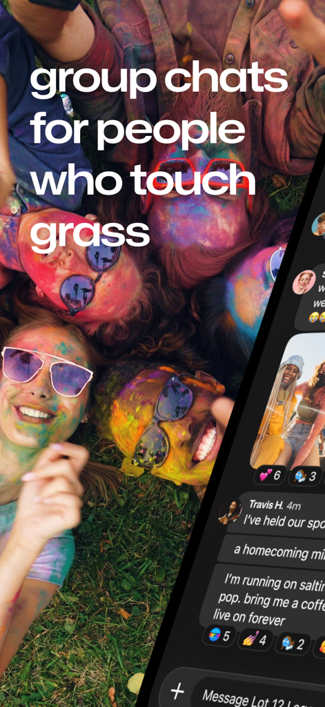 Interfaz de la aplicación GroupMe que muestra un chat grupal junto a una foto de amigos cubiertos de polvo de colores tumbados en la hierba