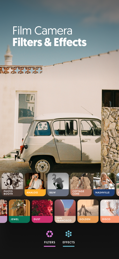 Interface de l'application A Color Story montrant divers filtres et effets d'appareil photo argentique appliqués à une photo de voiture ancienne