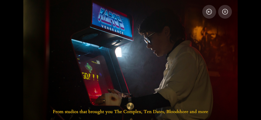 Eine filmische Szene aus dem interaktiven Film Mia and the Dragon Princess, die eine Figur beim Spielen einer Retro-Arcade-Maschine zeigt.